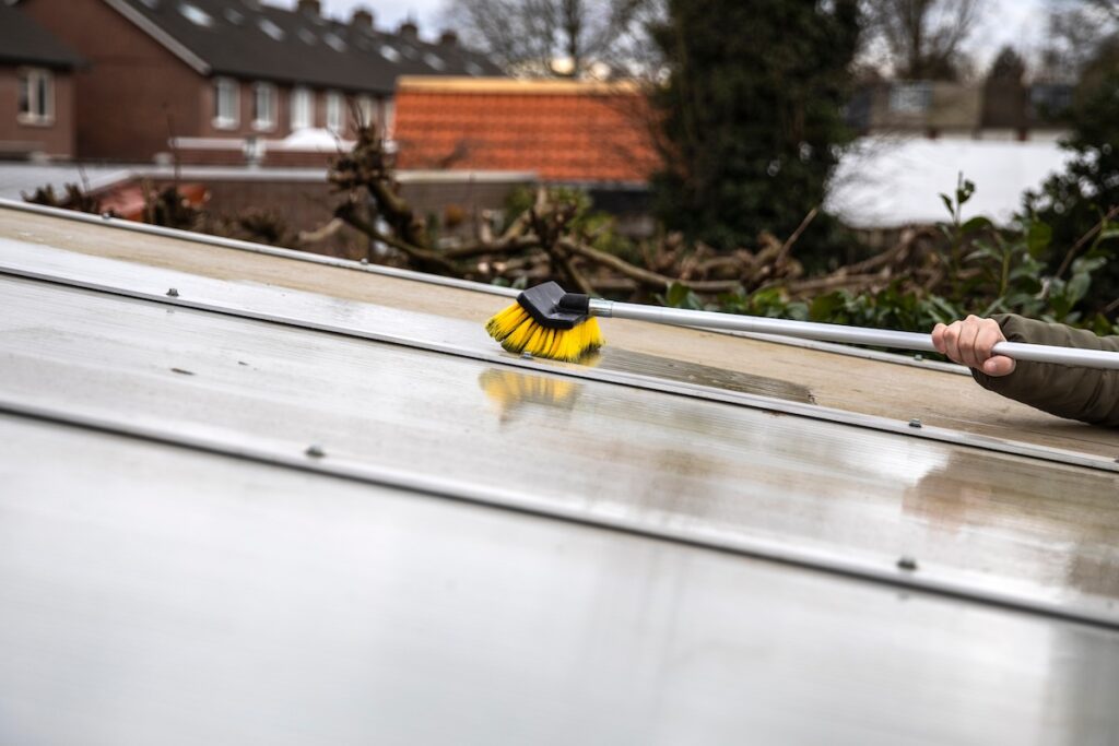 Washing the patio pergola roof cover made of aluminum